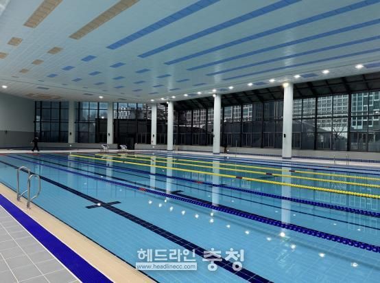 재개장 준비를 마친 국민체육센터 수영장 전경.