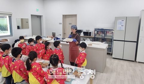 마을 선생님이 삼색 인절미 만드는 방법을 설명하고 있다.