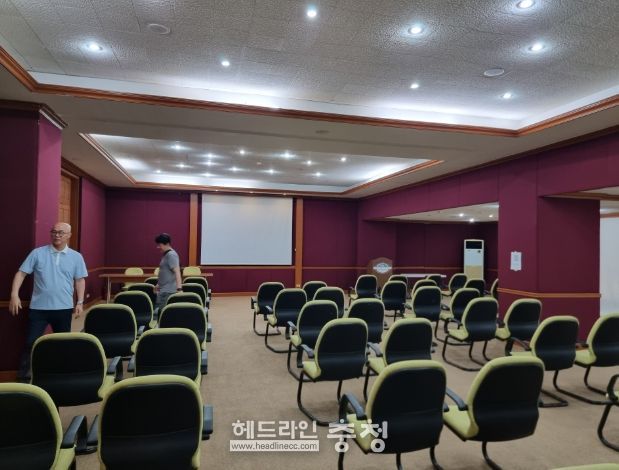 지난주 금산교육사랑장학재단 관계자가 필리핀 해외어학연수 현장을 점검하고 있다.