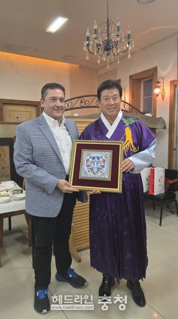 무랏 타메르 주한 튀르키예대사(왼쪽)와 박범인 금산군수(오른쪽)이 기념사진을 찍고 있다.