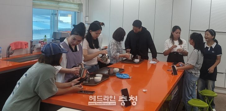 금산군가족센터 결혼이민자 대상 라떼아트 교육 모습