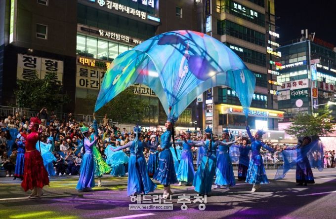 ‘천안흥타령춤축제 2025’의 거리퍼레이드가 26일 방죽안오거리~신세계백화점 천안아산점 일대 550m 구간 9차선 도로에서 펼쳐졌다.