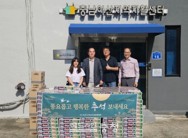 시설방문 후 전달식 기념촬영을 하고 있다.