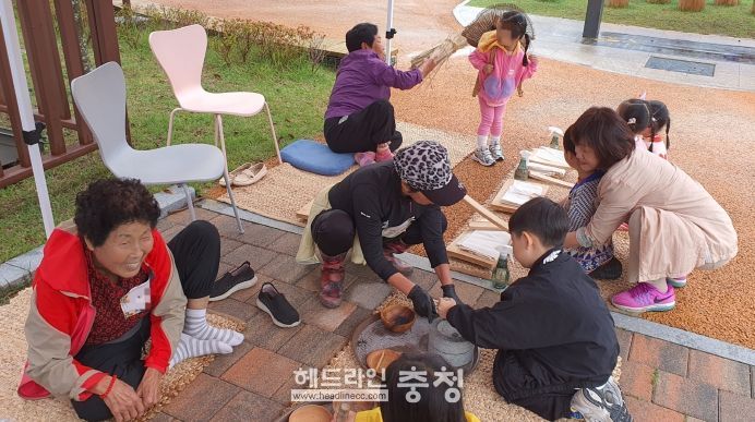 세종유아생태체험센터 솔솔놀이터(금남면 영대리)에서 마을 주민들이 함께 운영하는 ‘전통 놀이 한마당’ 프로그램이 진행되고 있다.