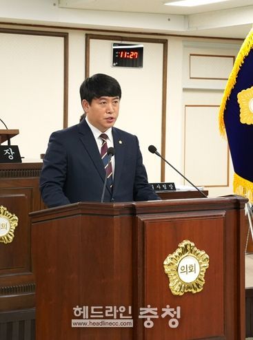 제270회 대전중구의회 제2차 정례회 제4차 본회의에서 오은규 의장이 발의한 2026년도 본예산안 수정안에 대해 제안설명을 하고 있다.