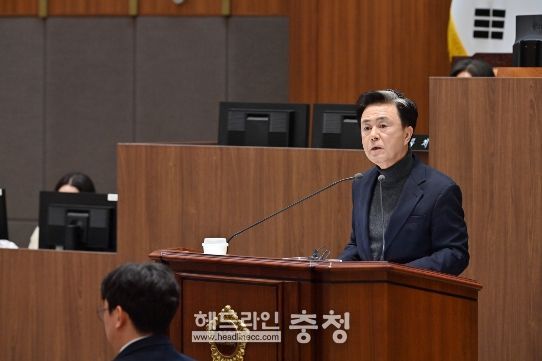 본회의 참석한 김태흠 충남도지사