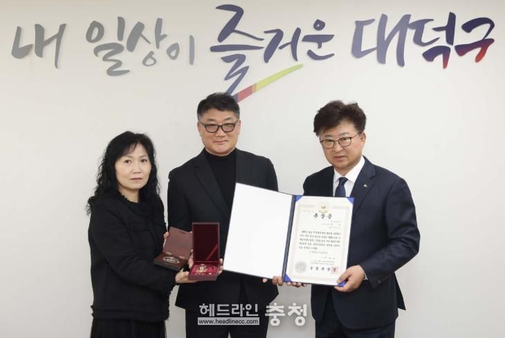 최충규 대덕구청장(사진 오른쪽)이 3일 6·25전쟁 참전유공자인 고(故) 허곤 하사의 유족에게 화랑무공훈장을 전달하며 감사의 말을 전하고 있다.