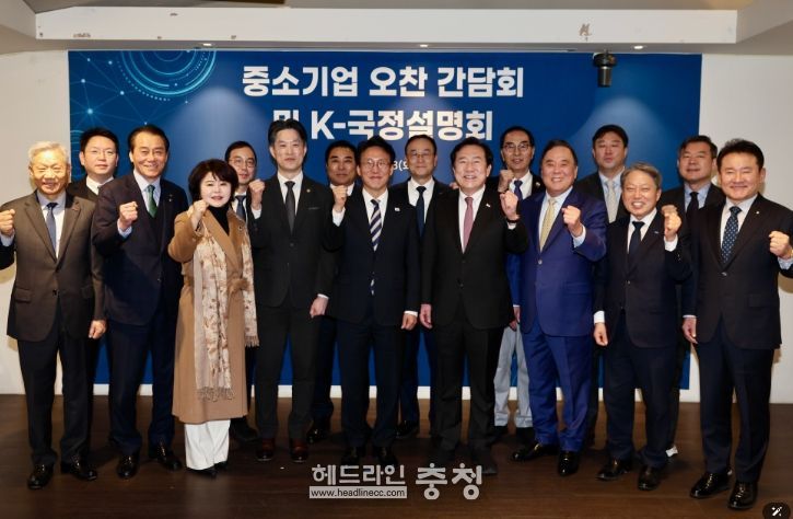 김민석 국무총리가 3일 중구 달개비에서 중소기업인들 대상으로 열린 K-국정설명회에서 강연을 하고 있다.