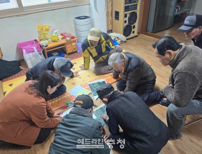 행복민원과 직원이 정산면 주민들을 대상으로 지명에 대한 의견을 수렴하고 있다.