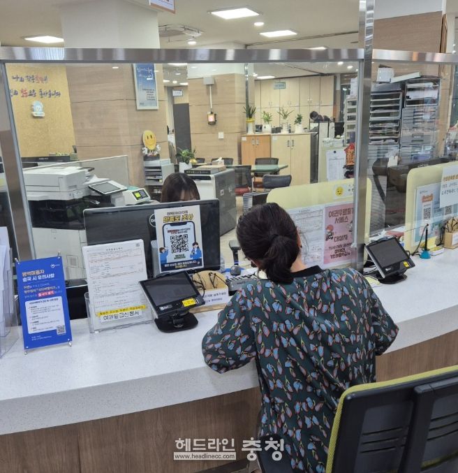민원인이 ‘화요 야간 여권 민원실’에 방문해 여권 업무를 처리하고 있다.