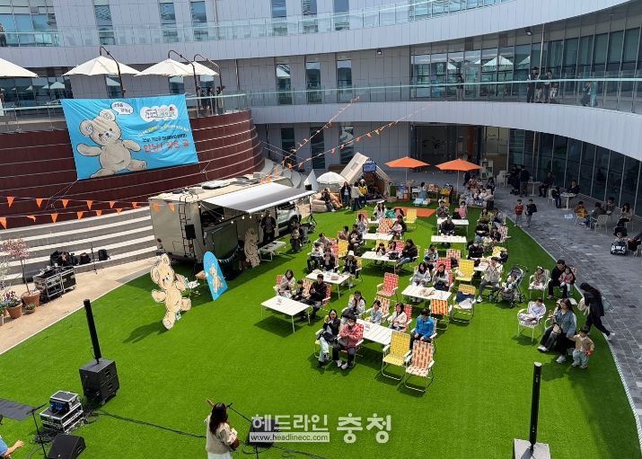 4월 11일. 4월 문화행사로 야외도서관 그림책 캠핑이 평생교육원 중정에서 펼쳐지고 있다.